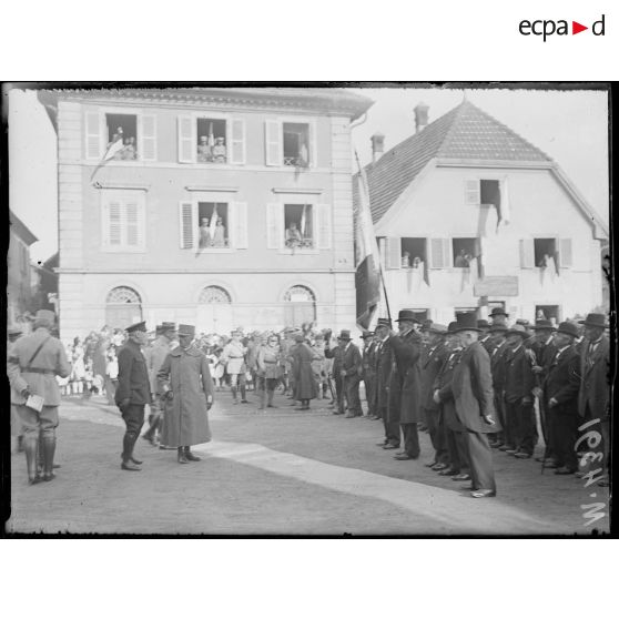 Dannemarie, visite du roi d'Italie, le drapeau des vétérans présenté par le vieux alsaciens. [légende d'origine]