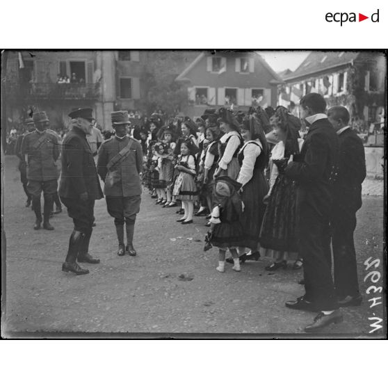 Masevaux, le roi d'Italie et le président de la République passant devant les enfants. [légende d'origine]