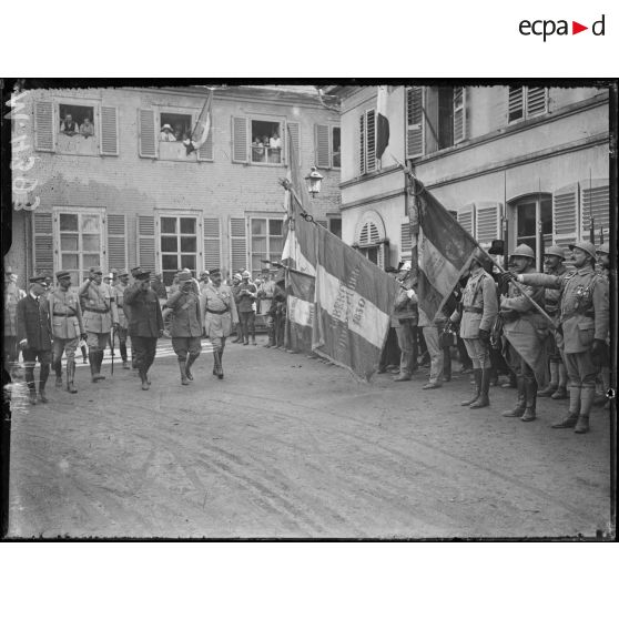 Wesserling, visite du roi d'Italie. La présentation du drapeau au roi, au centre, le drapeau des pompiers. [légende d'origine]
