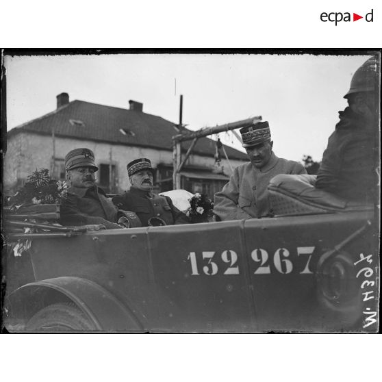 Au Tanet, le général de Castelnau et un général italien à la suite du roi. [légende d'origine]