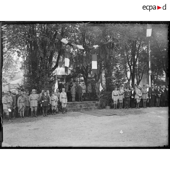 Masevaux, le roi d'Italie et le président pendant la revue. [légende d'origine]