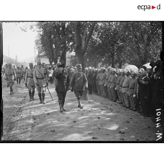 Saint-Amarin, visite du roi d'Italie et du président. Le roi passe devant les pompiers. [légende d'origine]