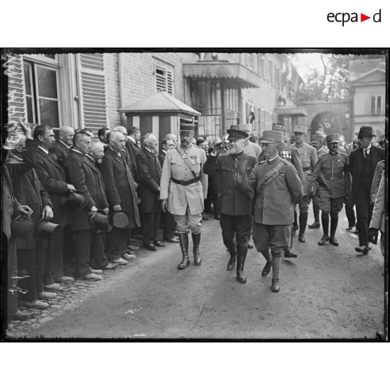 Wesserling, le roi d'Italie et le président passent devant les habitants. [légende d'origine]