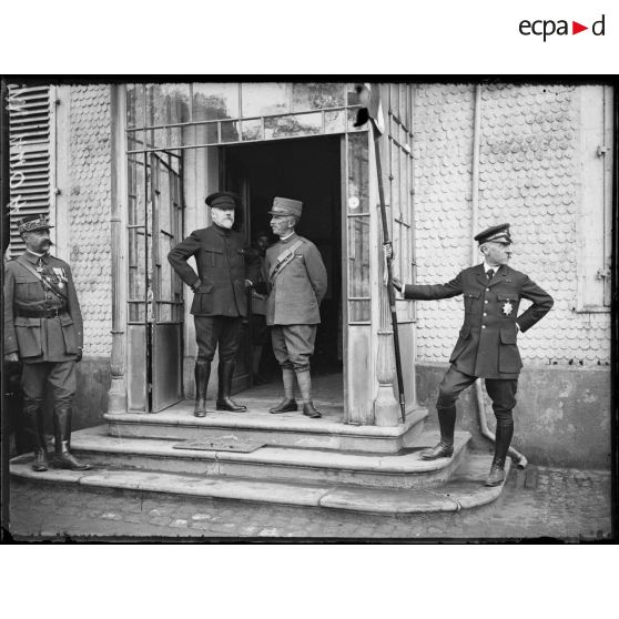 Voyage du roi d'Italie en France, M. Poincaré et le roi sur le perron du château de Wesserling. [légende d'origine]