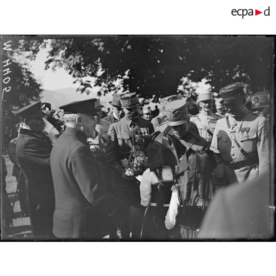 Voyage du roi d'Italie en France, la remise d'un bouquet au roi par les petites filles. [légende d'origine]