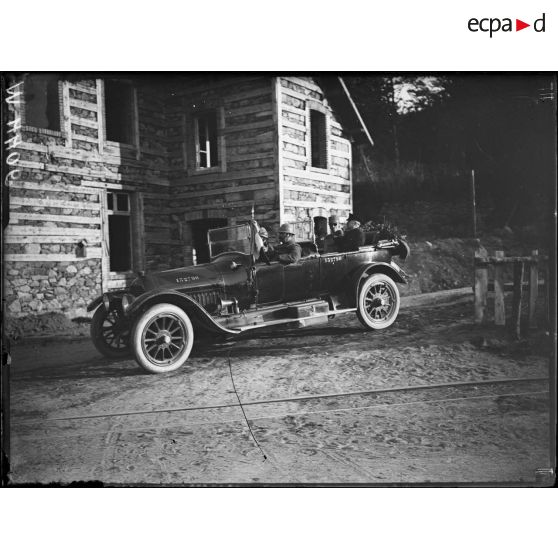 Voyage du roi d'Italie en France, passage en auto à La Schucht de M. Poincaré et du roi. [légende d'origine]