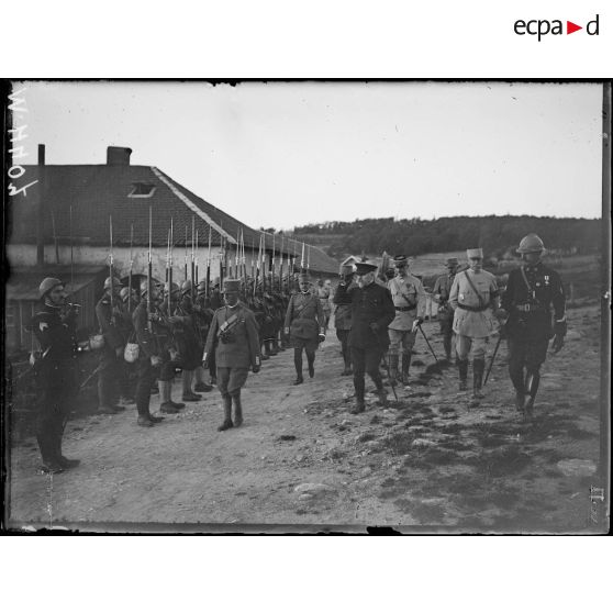 Voyage du roi d'Italie en France, le roi et M. Poincaré passent en revue un groupe de chasseurs alpins au Tanet. [légende d'origine]