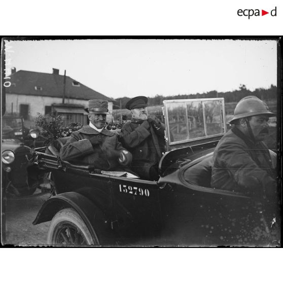 Voyage du roi d'Italie en France, M. Poincaré et le roi en auto. [légende d'origine]