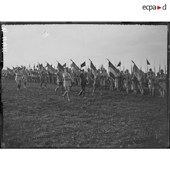 Voyage du roi d'Italie en France. Souilly, le roi et le président passe en revue les drapeaux de Verdun. [légende d'origine]