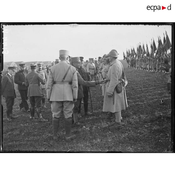 Voyage du roi d'Italie en France. Souilly, remise de décorations aux officiers et aux soldats. [légende d'origine]