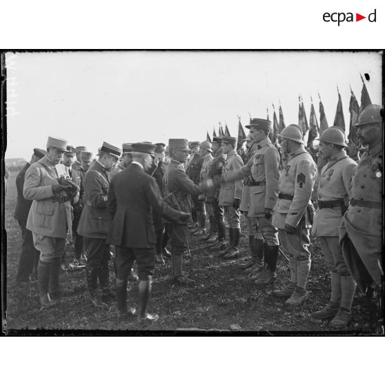 Voyage du roi d'Italie en France. Souilly, remise de décorations aux officiers et aux soldats. [légende d'origine]