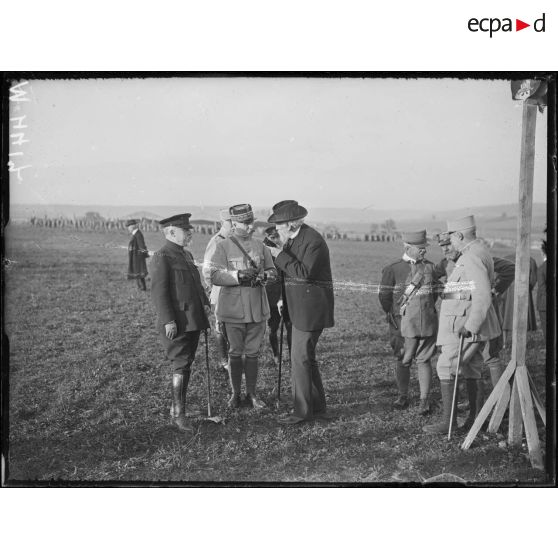 Voyage du roi d'Italie en France. Souilly, M. Poincaré, Pétain et Ribot. [légende d'origine]