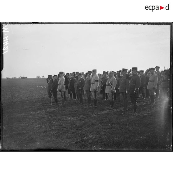 Voyage du roi d'Italie en France. Souilly, le groupe des officiels à la revue. [légende d'origine]