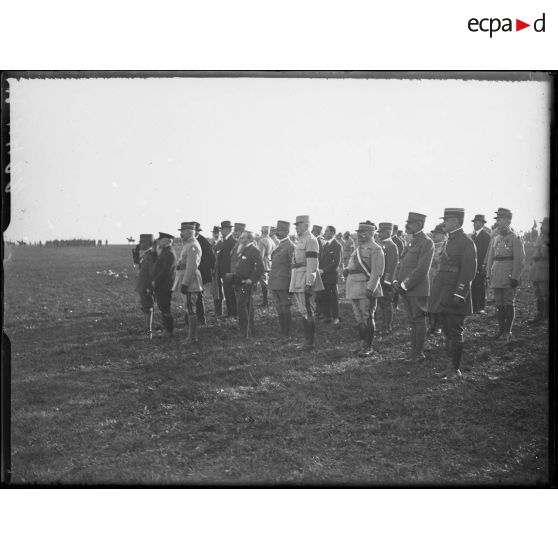 Voyage du roi d'Italie en France. Souilly, le groupe des officiels à la revue. [légende d'origine]