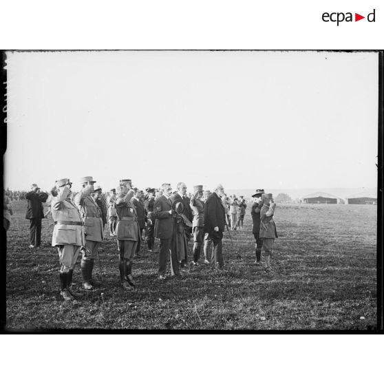 Voyage du roi d'Italie en France. Souilly, le groupe des officiels à la revue. [légende d'origine]