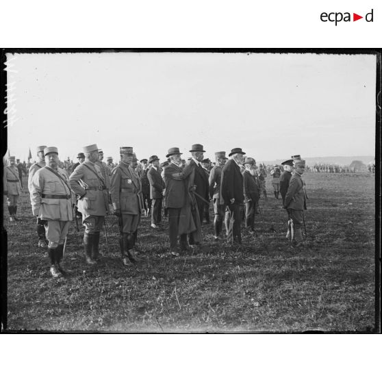 Voyage du roi d'Italie en France. Souilly, le groupe des officiels à la revue. [légende d'origine]