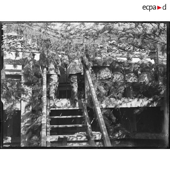 Voyage du roi d'Italie en France, fort de Souville. Le roi et le président Poincaré accompagné des officiers. [légende d'origine]