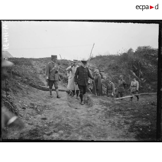 Voyage du roi d'Italie en France. La visite dans les ruines du fort de Condé. [légende d'origine]