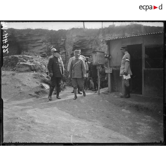 Voyage du roi d'Italie en France. Dans les creutes dans l'Aisne. [légende d'origine]