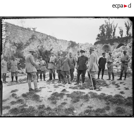 Voyage du roi d'Italie en France. Visite au château de Coucy. [légende d'origine]