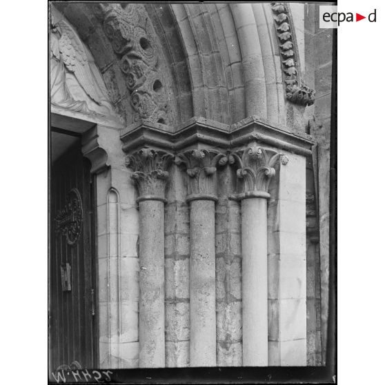 Coucy-le-Château, façade ouest et chapiteaux d'un portail principal. [légende d'origine]