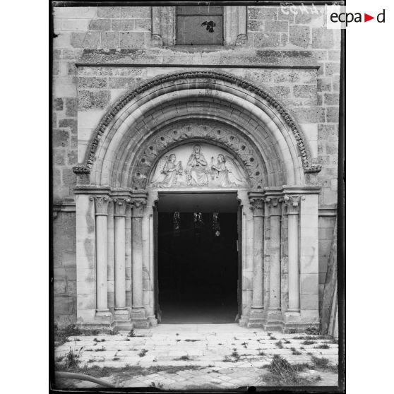 Coucy-le-Château, façade ouest et chapiteaux d'un portail principal. [légende d'origine]