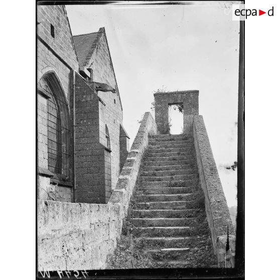 Concy-le-Château, façade latérale sud et escalier. [légende d'origine]
