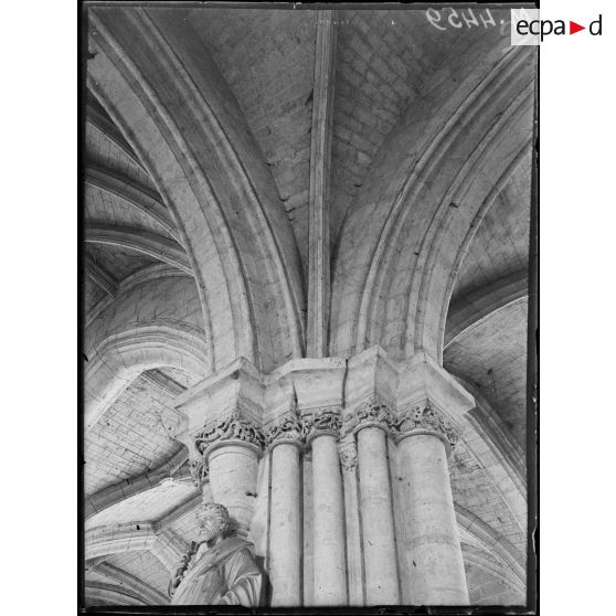 Coucy-le-Château, détail d'un pilier intérieur (chapiteaux romans). [légende d'origine]