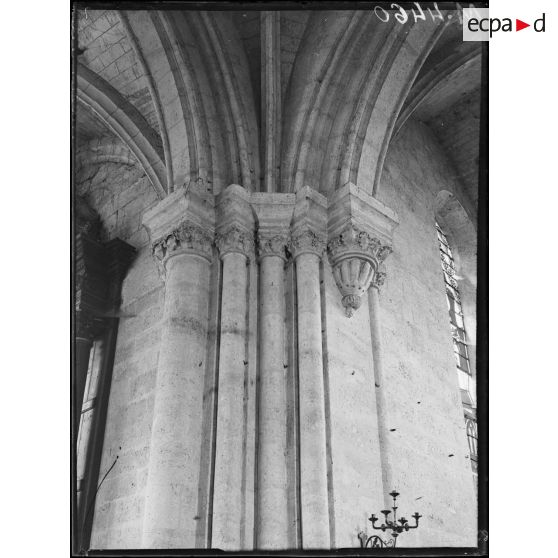 Coucy-le-Château, détail d'un pilier intérieur (chapiteaux romans). [légende d'origine]