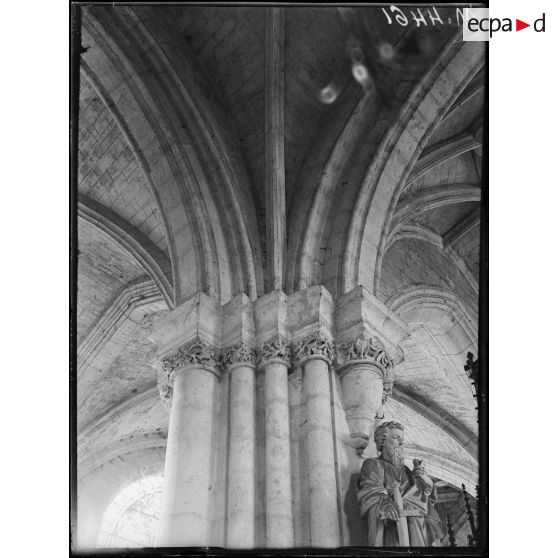 Coucy-le-Château, détail d'un pilier intérieur (chapiteaux romans). [légende d'origine]