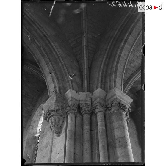 Coucy-le-Château, détail d'un pilier intérieur (chapiteaux romans). [légende d'origine]