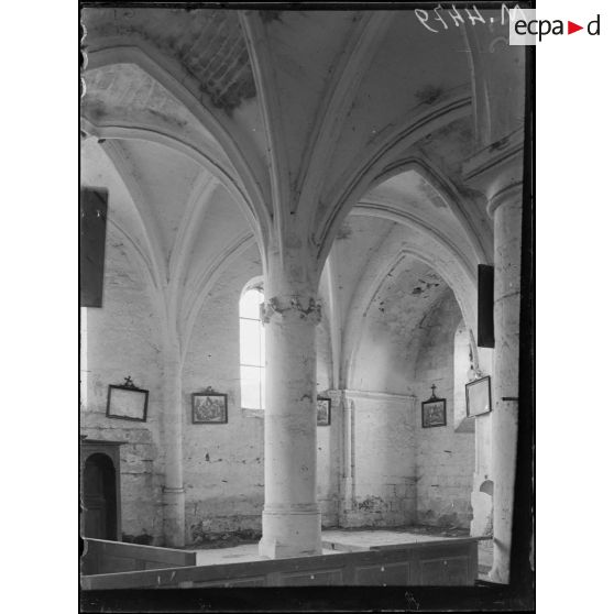 Coucy-la-Ville, l'intérieur de l'église. [légende d'origine]