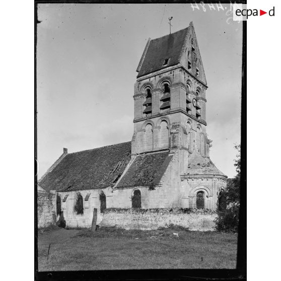 Vauxrezis, l'église, le clocher et l'abside. [légende d'origine]