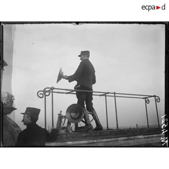 Paris, immeuble de l'Equitable des Etats-Unis, rue Lepeltier. Signalisation des avions ennemis. Sirène portative à air comprimée. [légende d'origine]