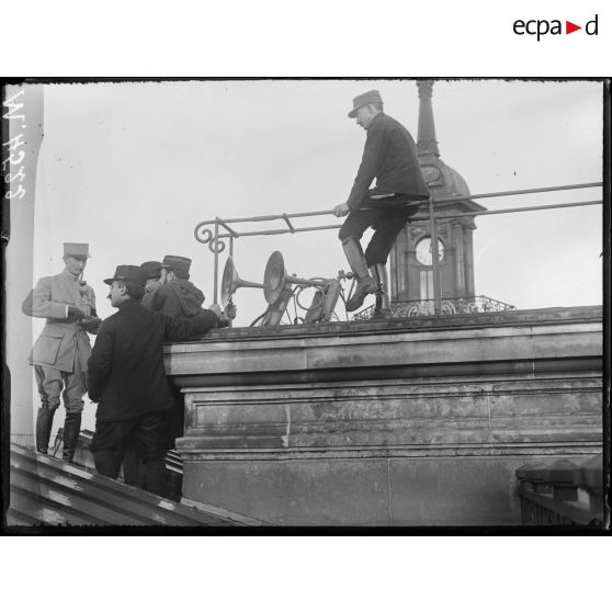 Paris, immeuble de l'Equitable des Etats-Unis, rue Lepeltier. Signalisation des avions ennemis. Sirène portative à air comprimée. [légende d'origine]