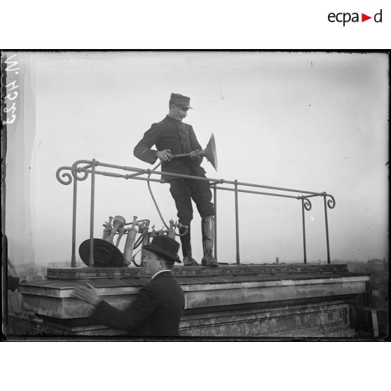 Paris, immeuble de l'Equitable des Etats-Unis, rue Lepeltier. Signalisation des avions ennemis. Sirène portative à air comprimée. [légende d'origine]