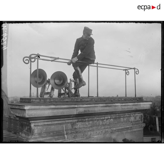 Paris, immeuble de l'Equitable des Etats-Unis, rue Lepeltier. Signalisation des avions ennemis. Sirène portative à air comprimée. [légende d'origine]