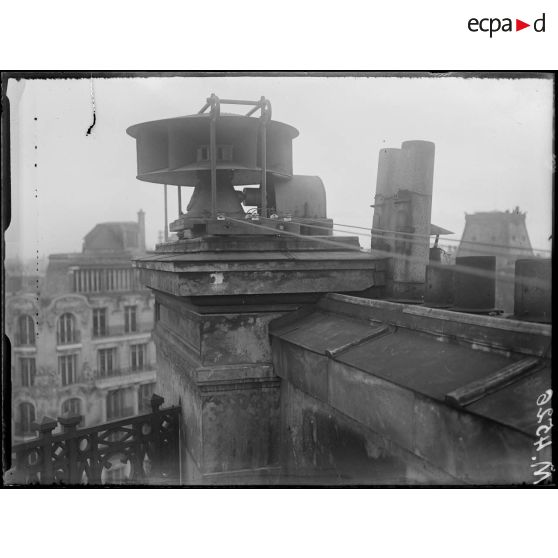 Paris, immeuble de l'Equitable des Etats-Unis, rue Lepeltier, signalisation des avions ennemis. Sirène électrique. [légende d'origine]