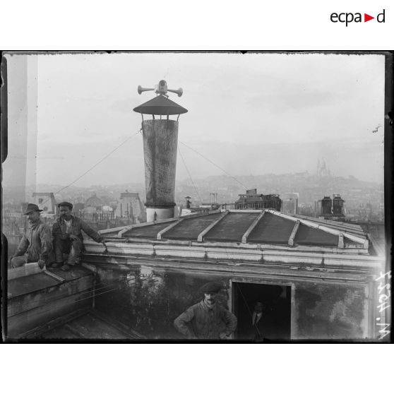 Paris, immeuble de l'Equitable des Etats-Unis, rue Lepeltier, signalisation des avions ennemis. Clairons à air comprimé. [légende d'origine]