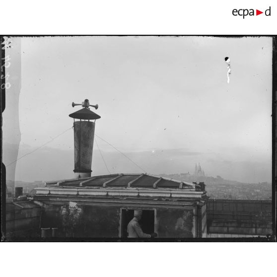 Paris, immeuble de l'Equitable des Etats-Unis, rue Lepeltier, signalisation des avions ennemis. Clairons à air comprimé. [légende d'origine]
