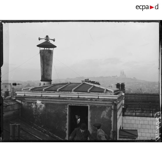 Paris, immeuble de l'Equitable des Etats-Unis, rue Lepeltier, signalisation des avions ennemis. Clairons à air comprimé. [légende d'origine]