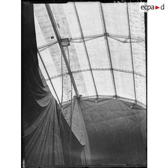 Bourbonne-les-Bains, le zepellin L49. Armature et échelle intérieure pour gagner le dessus du ballon. [légende d'origine]