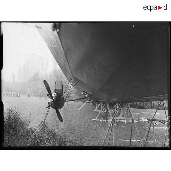 Bourbonne-les-Bains, le zepellin L49. Une des nacelles de côté. [légende d'origine]