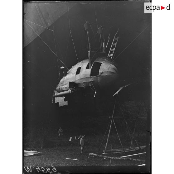 Bourbonne-les-Bains, le zepellin L49. Une des nacelles de côté. [légende d'origine]