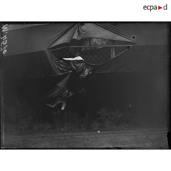 Bourbonne-les-Bains, le zepellin L49. Une des nacelles de côté. La déchirure de l'enveloppe et cassure de l'armature. [légende d'origine]