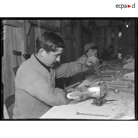 Paris, Grand Palais, rééducation des mutilés. Un souffleur de verre. [légende d'origine]