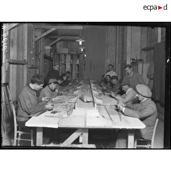 Paris, Grand Palais, rééducation des mutilés. L'atelier des souffleurs de verre. [légende d'origine]