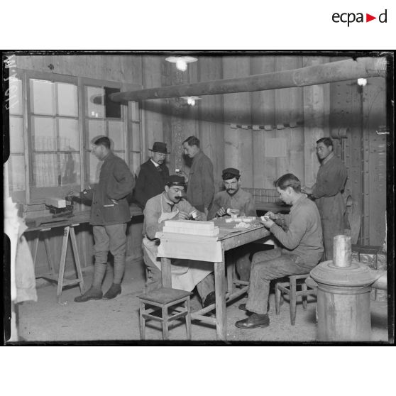 Paris, Grand Palais, rééducation des mutilés. Atelier d'empaquetage de la savonnerie. [légende d'origine]