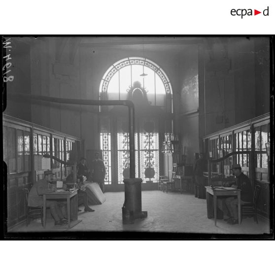 Paris, Grand Palais, rééducation des mutilés. Le hall d'entrée. [légende d'origine]