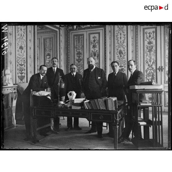 Au sous-secrétariat d'Etat des Beaux-arts, M. Dalimier dans son bureau entouré de M. Péloni, M. Alyppe, M. Valentino, M. Cortot et M. Paul Léon. [légende d'origine]